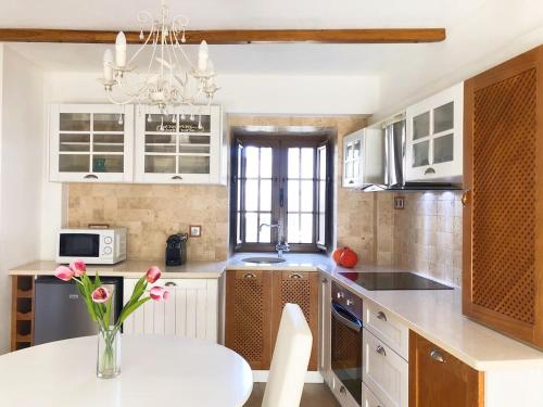 a kitchen with a vase of flowers on a table at Laje House Fireplace entire house wifi in Fundão