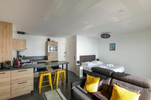 ラ・ボールにあるStudio face merのソファとキッチンのあるリビングルーム