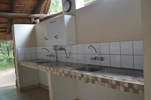 Kuchyň nebo kuchyňský kout v ubytování Yebo Safari Tents-Stay Inside Kruger