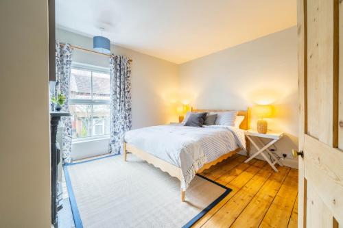 ノリッジにあるSwift Host - Golden Triangle 2 bed - Garden - Parkingのベッドと窓のある寝室