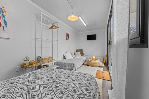 una sala de estar con una cama y un sofá en Green Cottage #1 Pitahaya, en Cabo Rojo