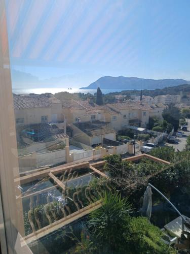 une vue d'une ville depuis un bâtiment dans l'établissement Appartement Pin Rolland, à La Seyne-sur-Mer