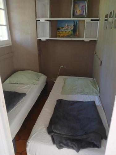 Cette petite chambre comprend 2 lits. dans l'établissement Appartement Pin Rolland, à La Seyne-sur-Mer
