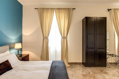 a bedroom with a bed and a large window at YH SUITE 131 in Rome