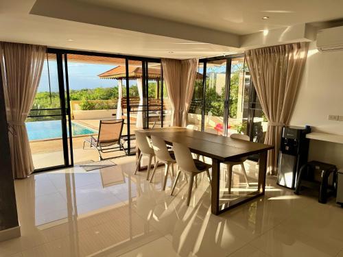 Πισίνα στο ή κοντά στο The Carma - stylish and luxury sea view pool villa