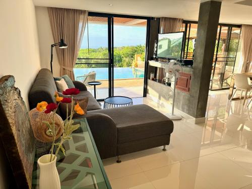 Χώρος καθιστικού στο The Carma - stylish and luxury sea view pool villa