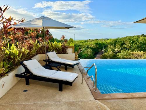 Πισίνα στο ή κοντά στο The Carma - stylish and luxury sea view pool villa