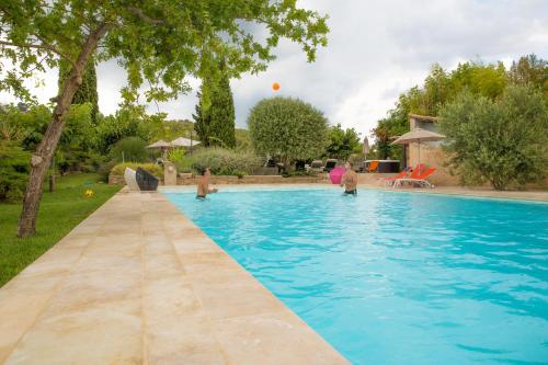 Piscina a Le Sauvignon o a prop