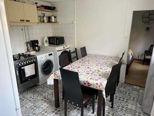 Dapur atau dapur kecil di Le Clos Ampère - maison avec jardin & Clim