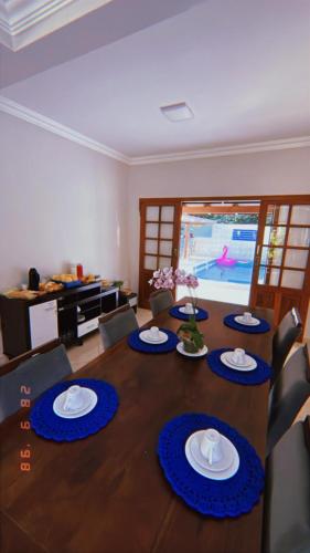 Pousada com café da manhã, piscina, natureza, sossego no Norte da Ilha, Ingleses في فلوريانوبوليس: غرفة طعام مع طاولة مع كراسي ومسبح