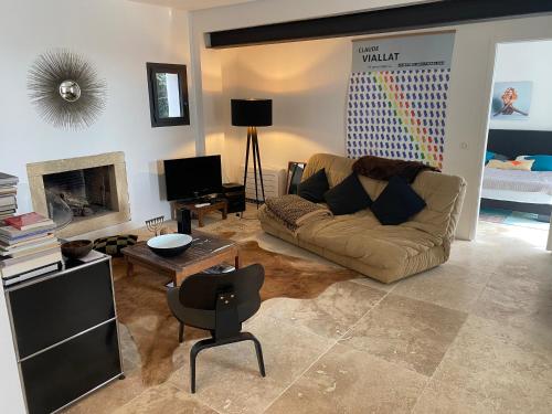 un salon avec un canapé et une télévision dans l'établissement Sur le port des Saintes, à Saintes-Maries-de-la-Mer