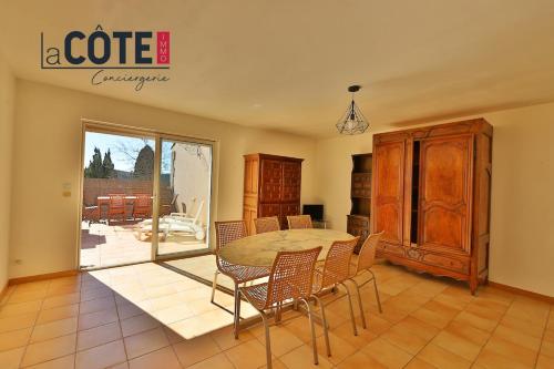 une salle à manger avec une table et des chaises dans l'établissement St Julien, à Martigues