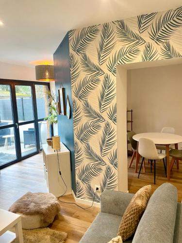 - un salon avec un mur à motifs dans l'établissement Dijon city center Terrasse Alphonse, à Dijon