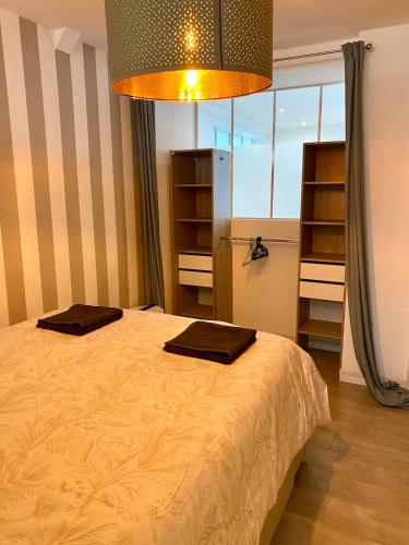 une chambre avec un lit avec deux serviettes dessus dans l'établissement Dijon city center Terrasse Alphonse, à Dijon