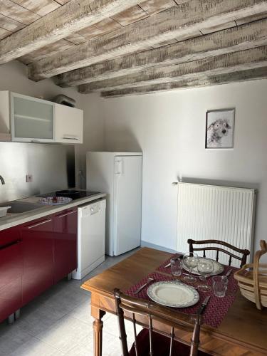 une cuisine avec une table en bois et une cuisine avec une table et une table dans l'établissement Desire Home, à Nevers