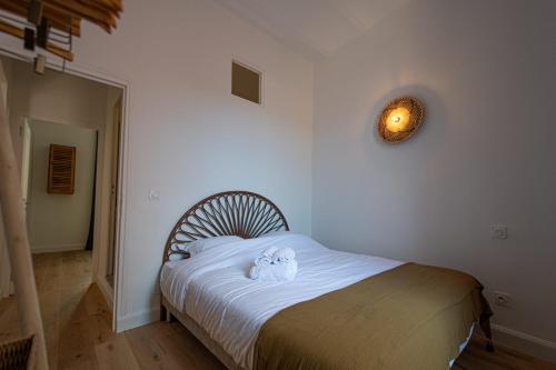 a bedroom with a bed with two stuffed animals on it at Lume appart vue mer au coeur ville à deux pas plage port citadelle in Calvi