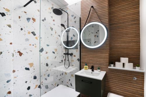 Un baño con ducha, lavabo y espejo. en Luxury Apartment - Portobello, en Edimburgo