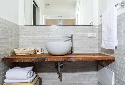 uma casa de banho com um lavatório e um espelho. em Casa Calé em Petriolo