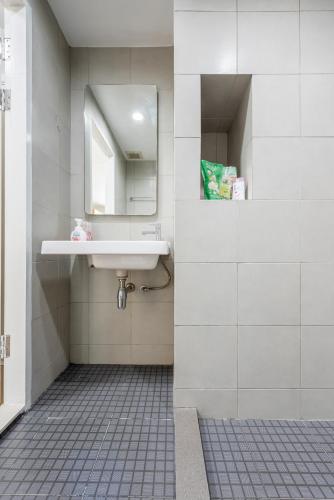 a bathroom with a sink and a mirror at Elio Sukhumvit 64 in Bangkok