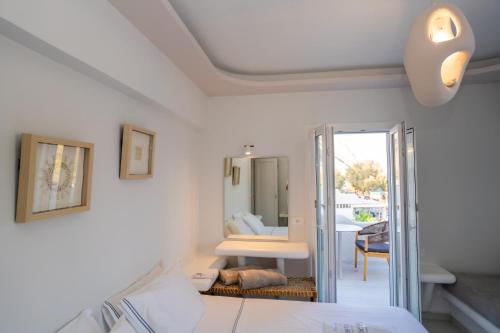 a room with a bed and a mirror at Zen Suites & Spa in Perissa