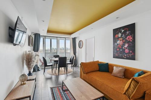 una sala de estar con un sofá y una mesa en Chic and spacious apart with parking, en Colombes