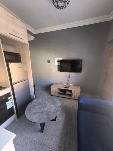Televisyen dan/atau pusat hiburan di Selina Guesthouse