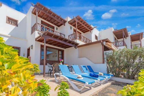 Casa del Mar Ilic Apartment with communal pool and sea views