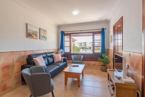 Casa del Mar Ilic Apartment with communal pool and sea views