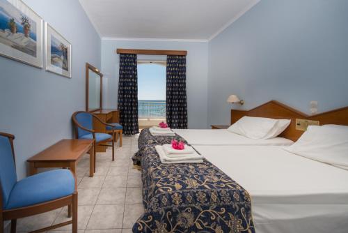 Un pat sau paturi într-o cameră la Astir Palace Hotel