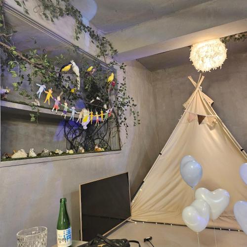 a room with a tent and balloons on a table at 놀거리가 가득한, 대전 둔산동 31평 파크오브파티룸 -숙소가 아닌 공간대여 파티룸 in Daejeon