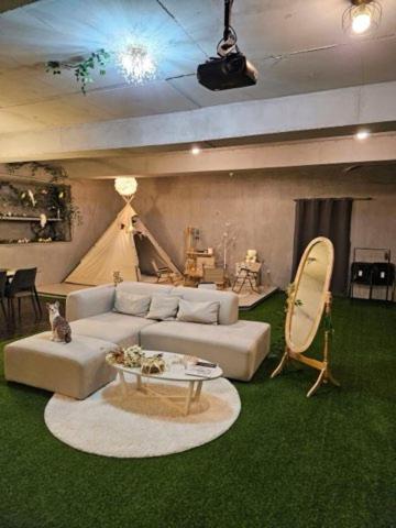 a living room with a couch and a table at 놀거리가 가득한, 대전 둔산동 31평 파크오브파티룸 -숙소가 아닌 공간대여 파티룸 in Daejeon