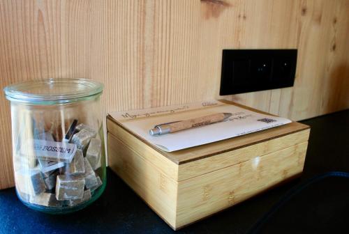 a wooden box with a knife and a jar of rocks at Twente Cabin Tilligte in Tilligte