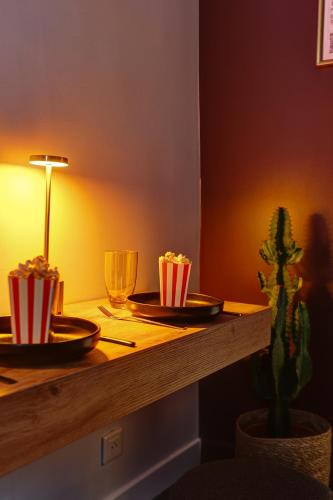 Sacré Coeur, Netflix & Chill by ecoflats