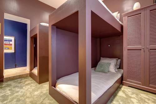 - une petite chambre avec 2 lits superposés dans l'établissement Sacré Coeur, Netflix & Chill by ecoflats, à Paris