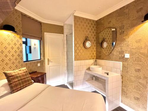 une chambre avec un lit, une baignoire et un lavabo dans l'établissement Appartement prestige a deux pas de Montparnasse 6P, à Paris