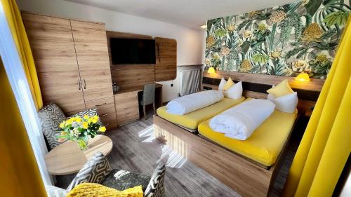 Postel nebo postele na pokoji v ubytování Kurhotel Wiedenmann