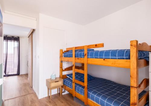 a bunk bed room with two bunk beds at Vagues & Bord de Plage in Biscarrosse