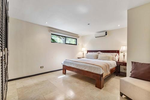 Voodi või voodid majutusasutuse Cozy Apartment with Pool toas