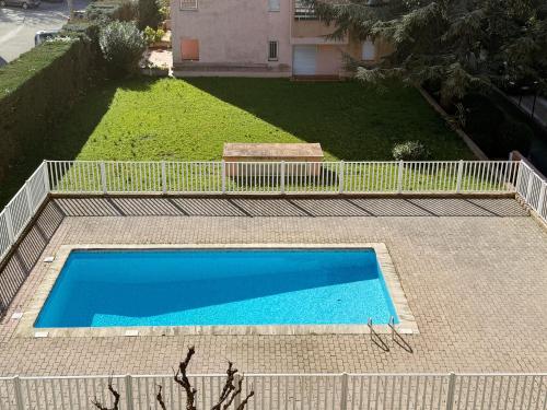 une petite piscine bleue dans une cour dans l'établissement L'Olivier, à Sainte-Maxime