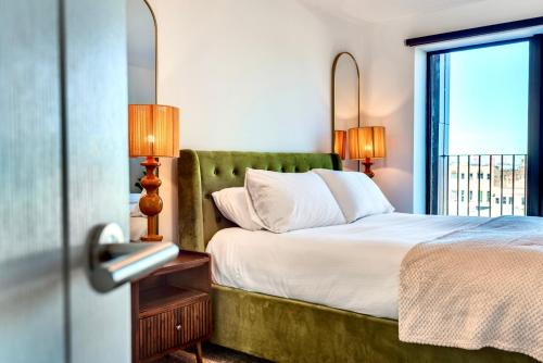 Luxury City Escape - Brand New Stylish 2 Bedroom Apartment with Parking photo 26