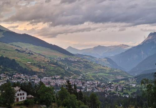 a view of a town in a valley with mountains at Chasa Valluns 5306 - Studio in Vulpera