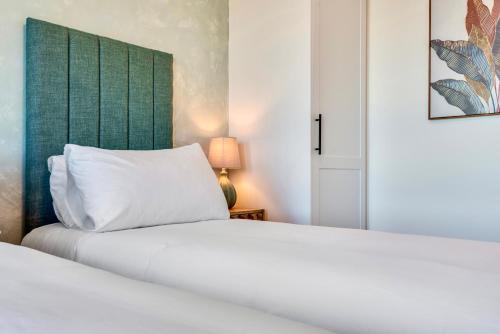 Luxury City Escape - Brand New Stylish 2 Bedroom Apartment with Parking photo 25
