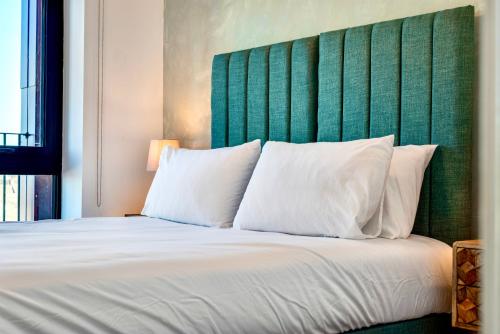 Luxury City Escape - Brand New Stylish 2 Bedroom Apartment with Parking photo 13