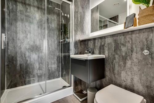 Luxury City Escape - Brand New Stylish 2 Bedroom Apartment with Parking photo 9