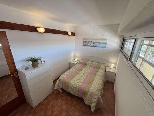 - une petite chambre avec un lit et deux lampes dans l'établissement Appart 2 pièces Cabine PORT LA NOUVELLE PN590-022, à Port-la-Nouvelle