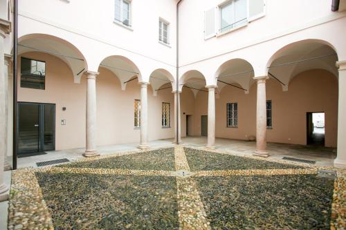 an empty courtyard of a building with columns at Carlo Alberto 46 in Pavia