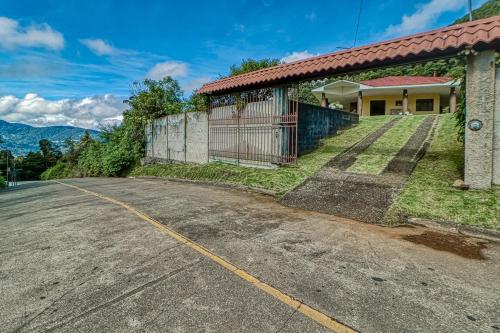 an empty road in front of a house at Casita El Sastre in Paso Macho