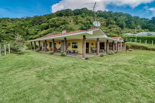 an image of a house with a yard at Casita El Sastre in Paso Macho