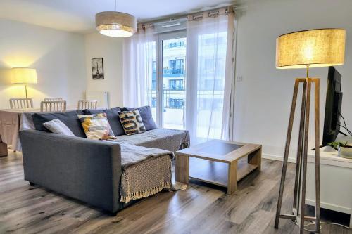 Modern 2BR balcony secured parking metro 14