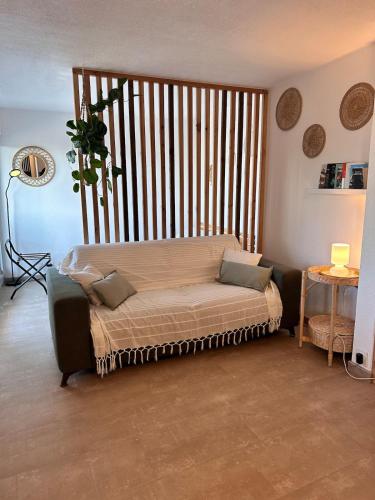 un letto in una camera con una grande finestra di Studio Cosy en bord de mer a La Grande-Motte